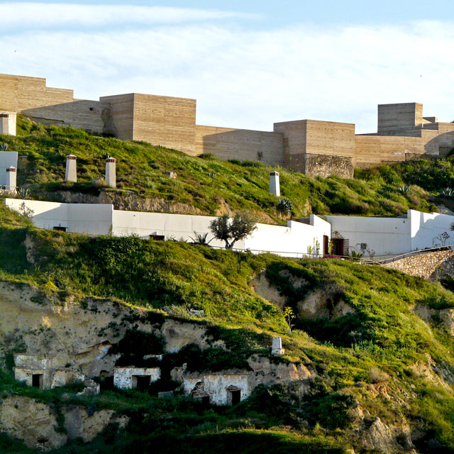 Château de Nogalte et maisons troglodytes