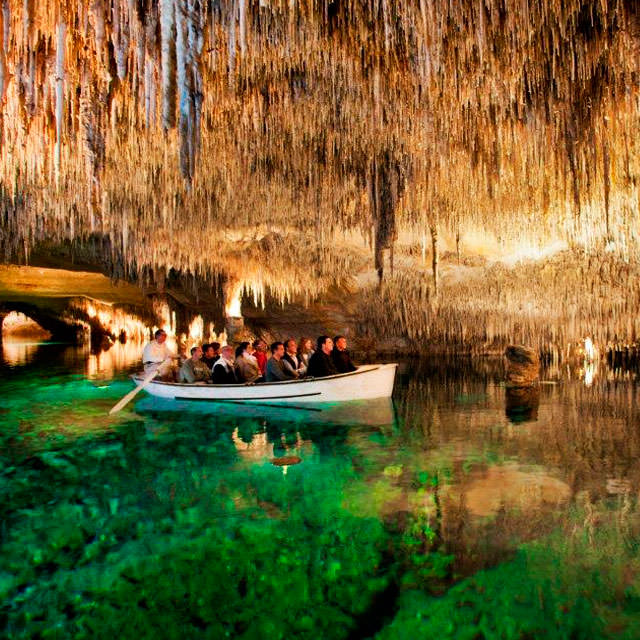 Visitantes en barca en las Cuevas del Drach