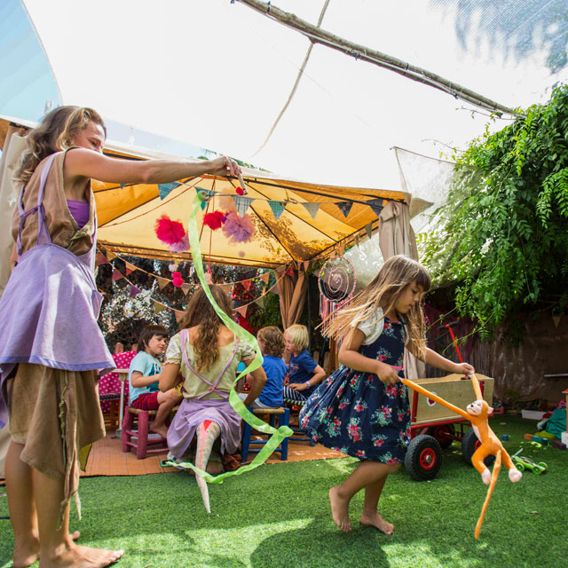 Bambini che giocano nel mercatino Las Dalias