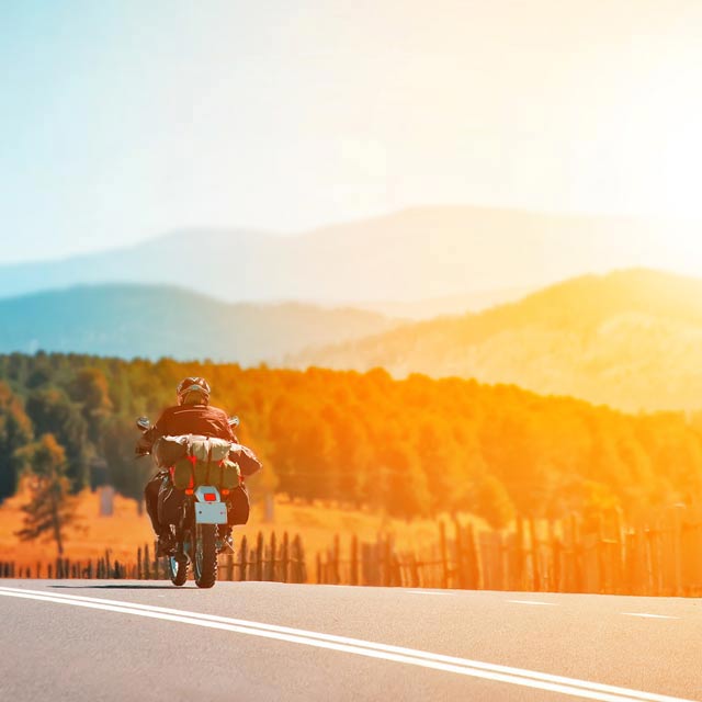 Motociclista che percorre l'itinerario