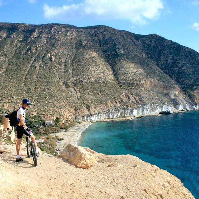 Rowerzysta podziwiający zatoczkę w Cabo de Gata, Almería