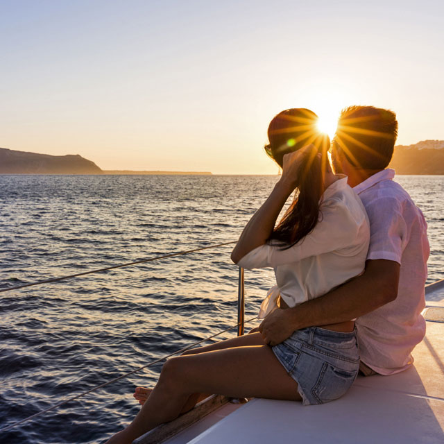 Pareja contemplando la puesta de sol