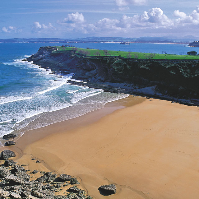 Strand und Golfplatz von Mataleñas, Santander