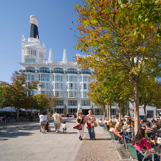 Straßencafés auf Plaza de Santa Ana