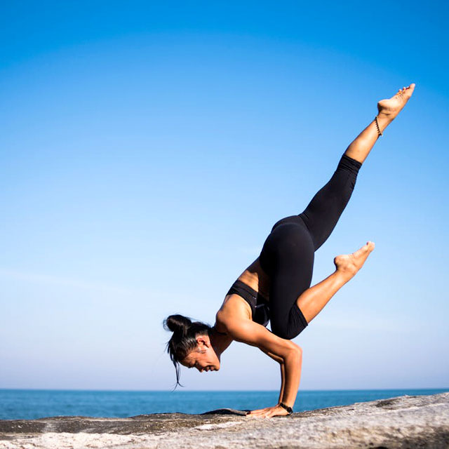 Posture de yoga avec vue sur la plage 