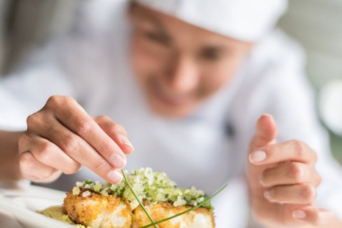 Chef elaborando a apresentação de um prato