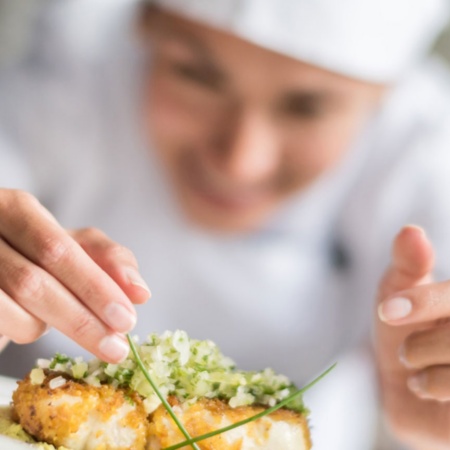 Chef elaborando a apresentação de um prato