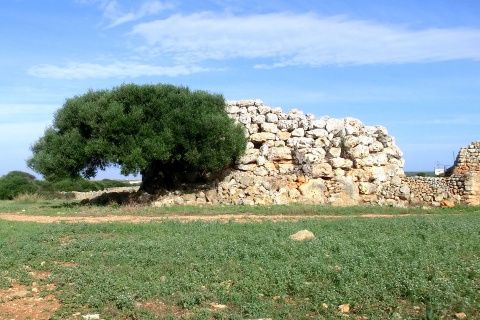 Drei Talayots aus der talayotischen Siedlung von Montefí, Ciudadela, Menorca