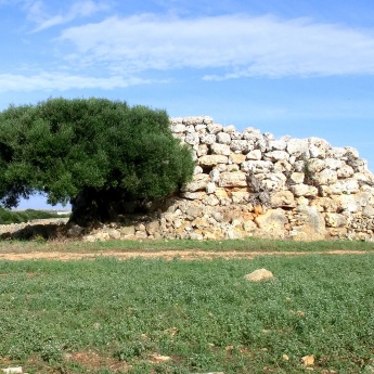 Três talayots no assentamento talayótico de Montefí, em Ciudadela de Menorca