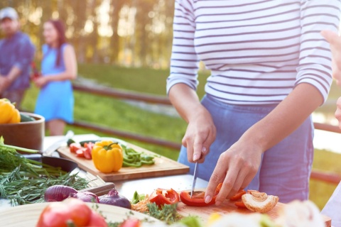 Des gens préparant des légumes dans le potager