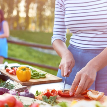 Persone che maneggiano verdure nell