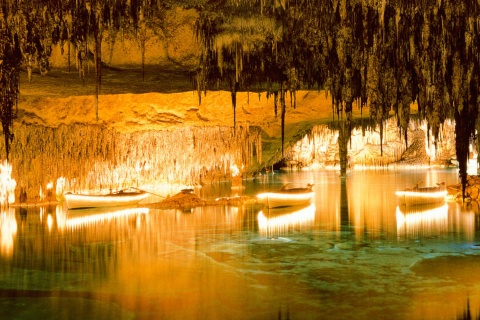 Imbarcazioni sul lago delle Grotte del Drach