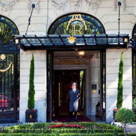 Вход в отель Ritz Madrid