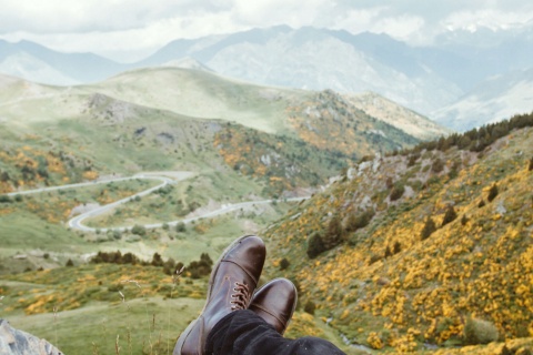 Pies asomándose en lo alto de una montaña de Taüll, Lérida