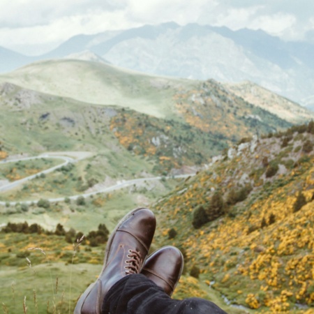 Pieds émergeant du sommet d’une montagne de Taüll, province de Lérida