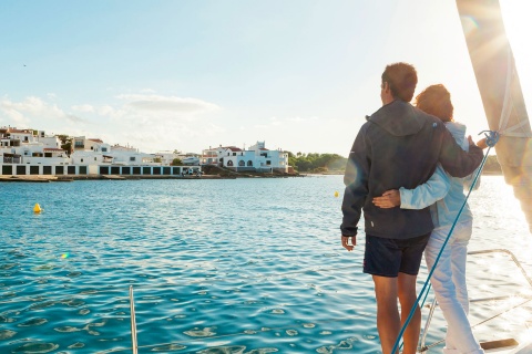 Veleiro na costa de Menorca