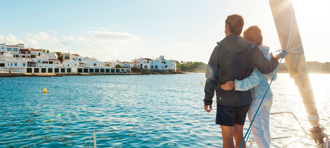 Barca a vela sulla costa di Minorca