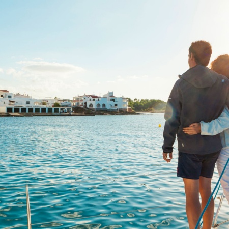 Barca a vela sulla costa di Minorca