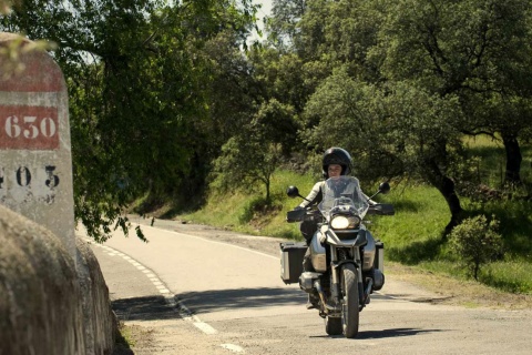 Un motard sur la route de l