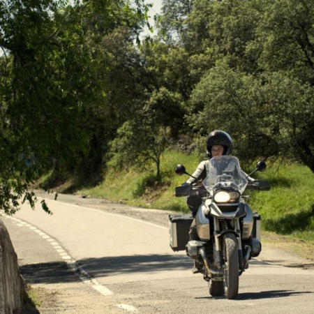 Un motard sur la route de l