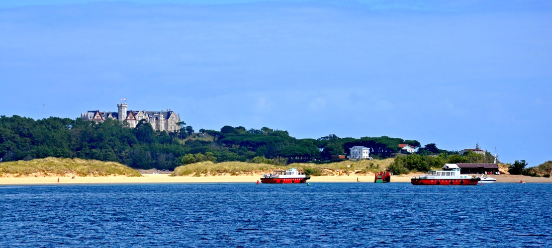 Santander e o palácio de La Magdalena vistos da praia de El Puntal