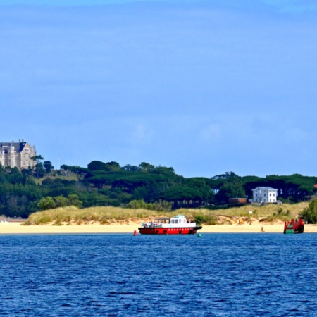 Widok na Santander i Pałac Magdaleny z plaży Puntal