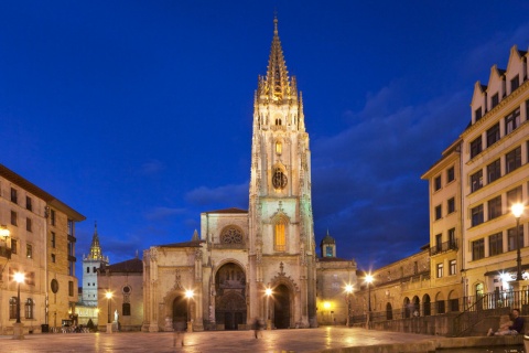 Vista noturna da Catedral de Oviedo