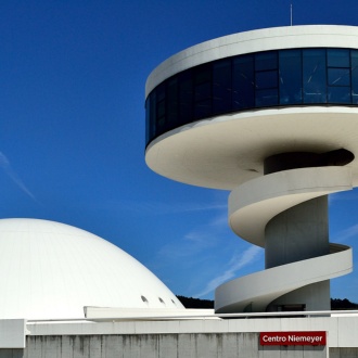 Centrum Niemeyera na zewnątrz. Avilés