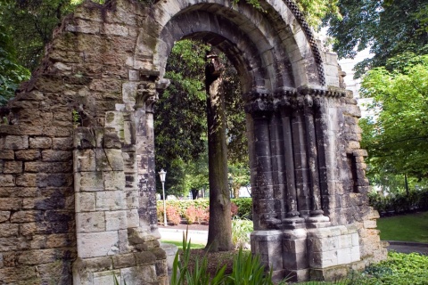 Romanischer Bogen im Park San Francisco, Oviedo