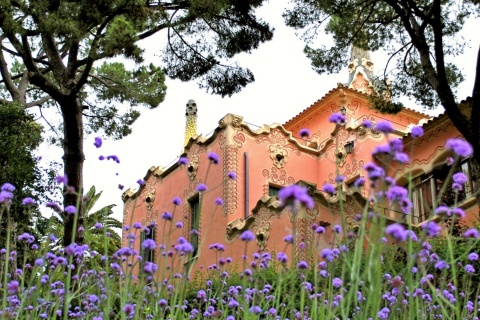 ガウディ美術館、グエル公園