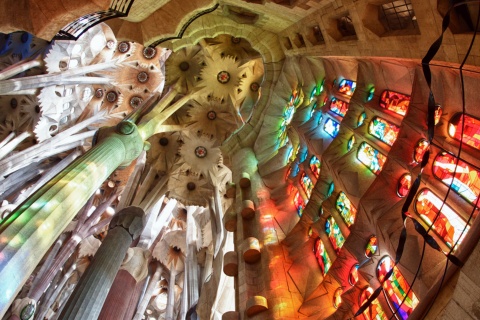 Ansicht der Decke und Kirchenfenster im Inneren der Sagrada Família, Barcelona.