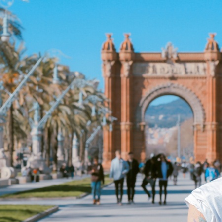 Turista em frente ao Arco do Triunfo, em Barcelona