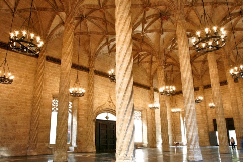 Interior da Lonja de la Seda, em Valência