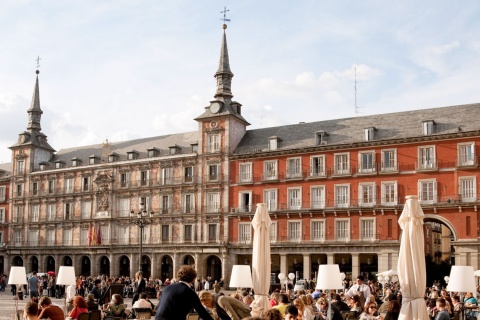 Mesas ao ar livre na Plaza Mayor de Madri