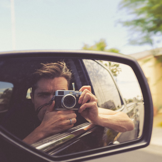 Chico en coche con cámara de fotos