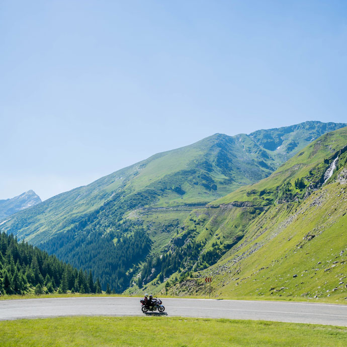 Motociclista en ruta por la montaña