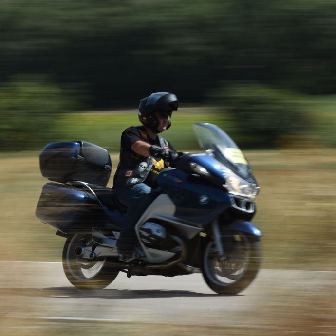 Motociclista lungo l'itinerario