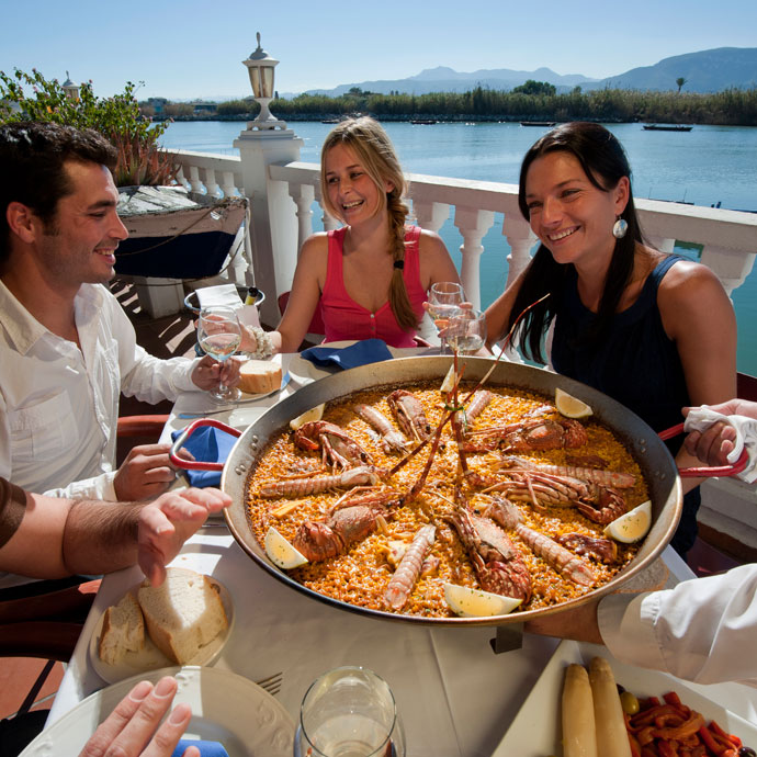 Paella mit Freunden in der Albufera von Valencia