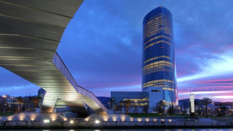 Pasarela Pedro Arrupe con la Torre Iberdrola al fondo