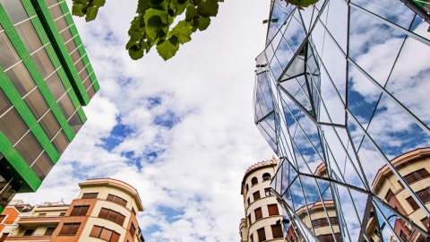 Rechts das Osakidetza-Gebäude, Bilbao