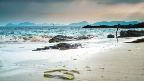 Widok na Wyspy Cíes z plaży Melide