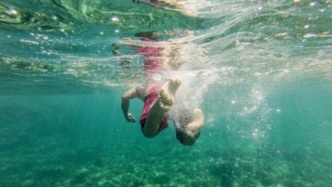 Homme en train de faire de la plongée dans la mer Méditerranée