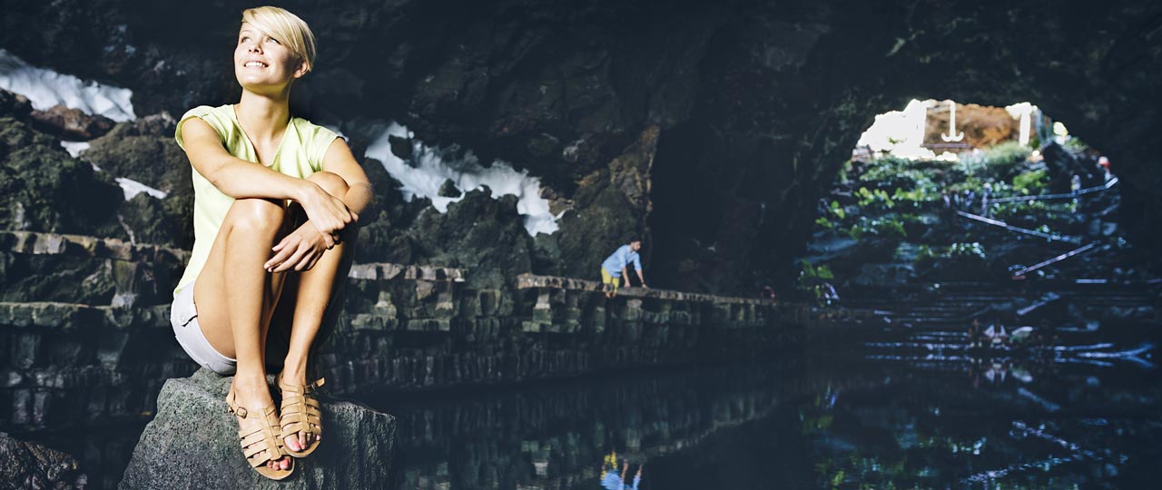 Jeune fille dans un lac naturel