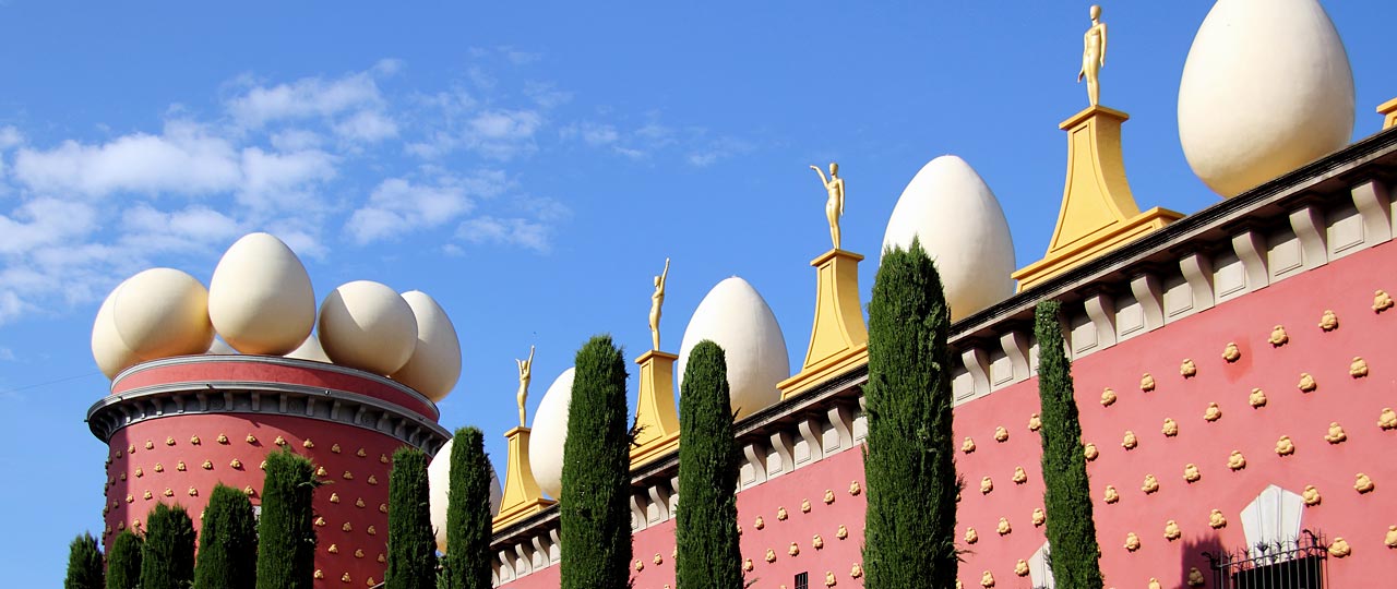 Construction ornée d’œufs, de pains et de mannequins