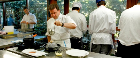 Martín Berasategui dans la cuisine de son restaurant