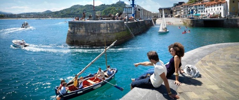 Schiffe beim Verlassen des Hafens von San Sebastián