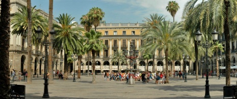 Panoramica della Plaza Real e dei lampioni a sei bracci di Gaudí, Barcellona