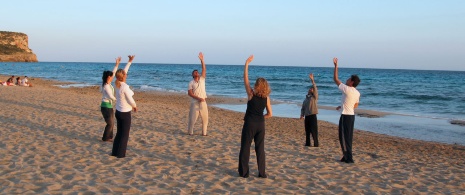 Tai-chi na plaży na Minorce