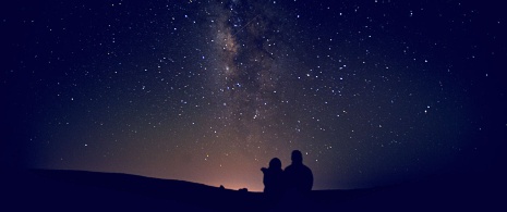 Pareja contemplando el cielo estrellado