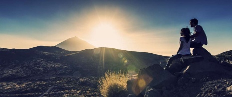 Paar beim Betrachten des Sonnenuntergangs auf dem Teide 